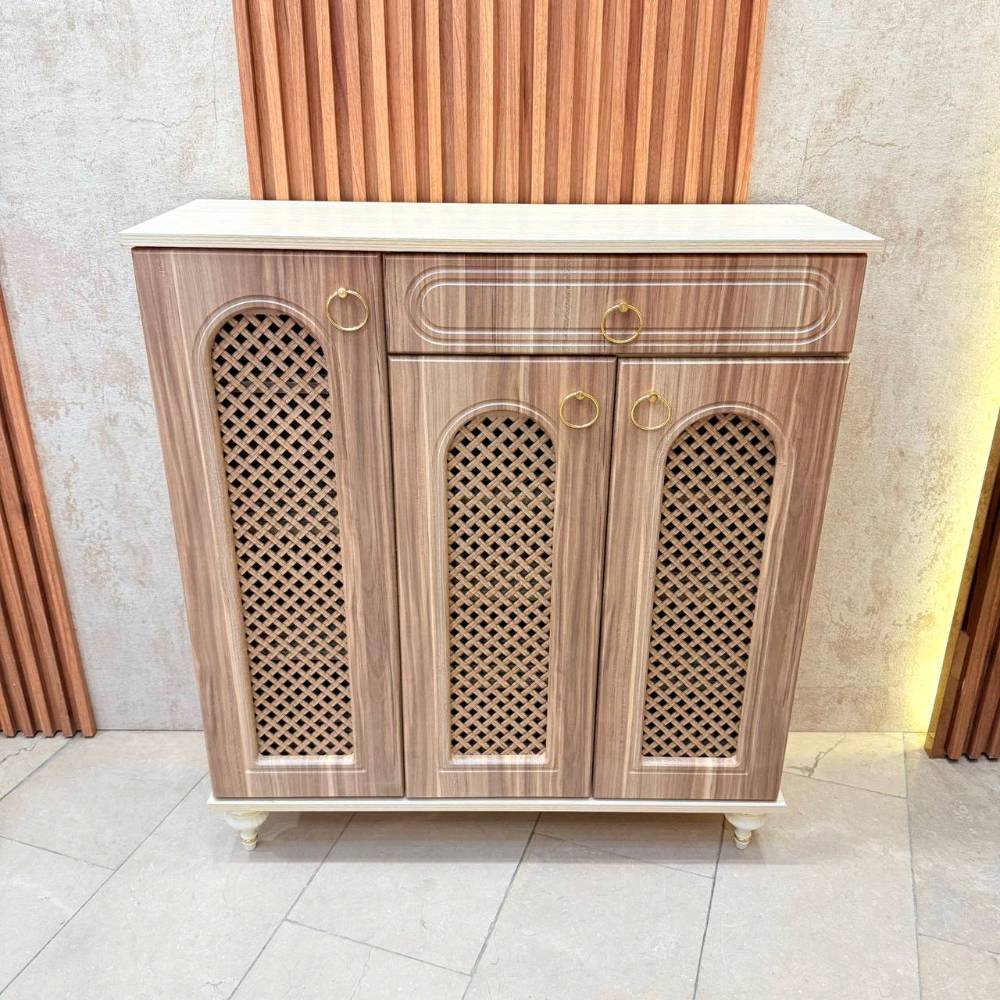 هذه جزامة أنيقة وعملية مع تصميم شبكي عصري، متوفرة بألوان مختلفة لتناسب ديكور منزلك. مصنوعة بعناية من مواد عالية الجودة ويمكن استخدامها في أي مكان بالمنزل. سهولة الفتح مع مقابض دائرية أنيقة تفتح لأماكن حفظ واسعة للأحذية.