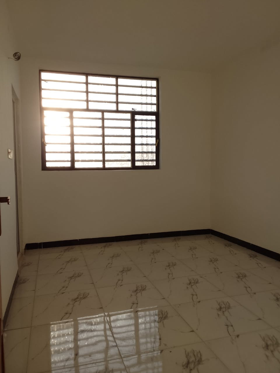 بيت للبيع حي الوفاء 50م
طابقين يحتوي على غرفتين وصاله ومطبخ وصحيات سعر 105مع المجال للتواصل ***********
