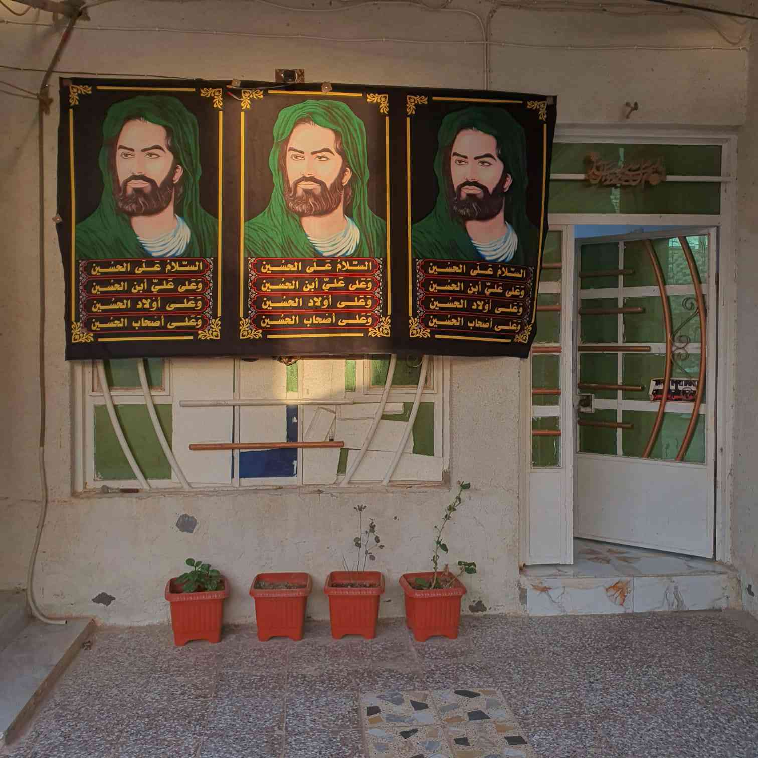 سلام عليكم من رخصت ابو الكروب بيت اللبيع طابو زراعي سند ٢٥ مساحة ٢٧٥م اساس كونكريت بناء طابوق يتكون من غرفتين نوم وصالة واستقبال ومطبخ وصحيات داخلية وخارجية يبعد عن شارع العام ١٠٠م العنوان طريق السنية الاتصال على الرقم ***********
