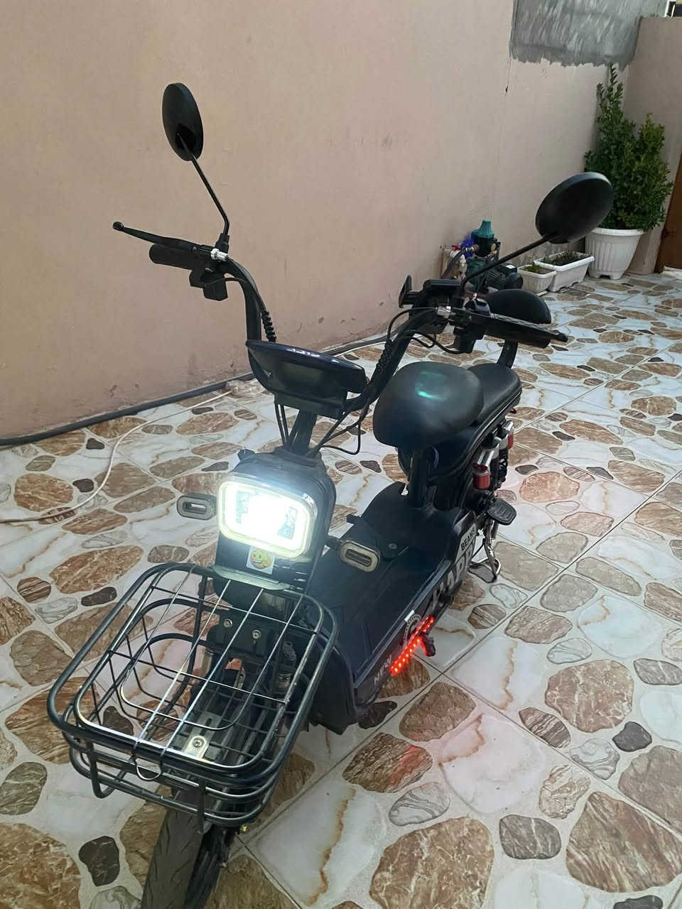 سڵاو هاوڕێان ….
ئەم پاسکیلە بۆ فرۆشتنە بێ کێشەیە ئیشارەت لێگززە چواری هەیە و لیدە و بەگلایتە شەریکەی هەپپیە بێ کێشەیە نرخیشی ٢٠٠ هەزارر بۆ زانیاری زیاتر پەیوەندی بکەن بەم ژماریەوە
0770 4921199
