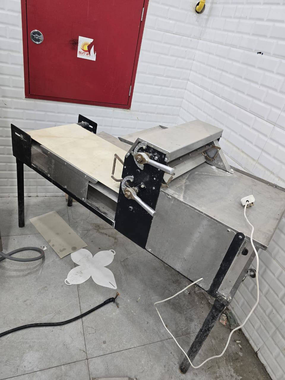 أله لفرد لعجين او لتوزيع لعجين مال بيتزا او لحم بعجين او غيره اصليه تشك شك ونضيفه نضافته تخبل سل ستيل اصلي ايطالي بحت معروضه للبيع لسعر تفليش اي استفسار اتصل عل رقم الي كدامك خاص ممنوع ***********
