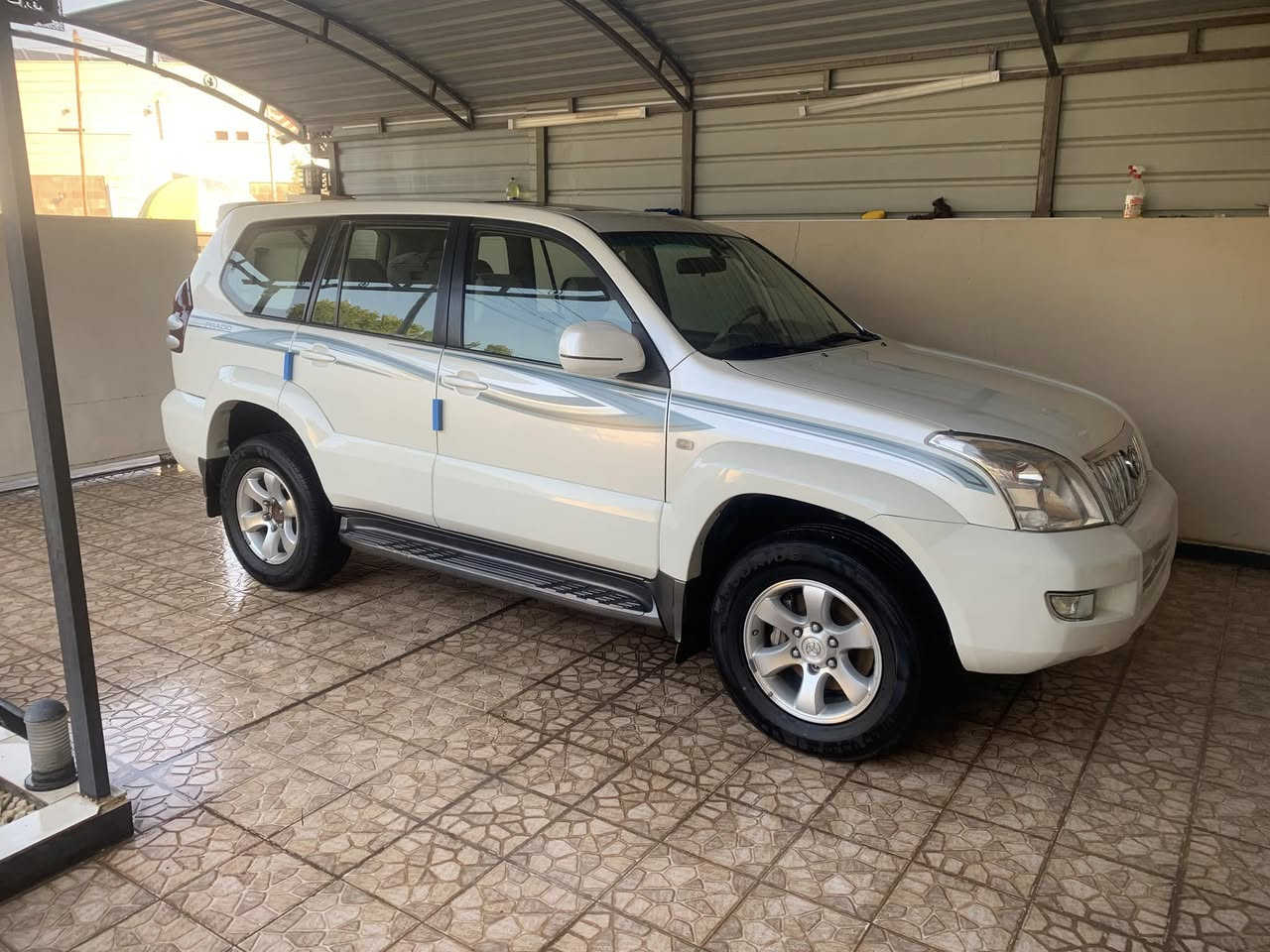 برادو موديل 2009 كويتي محرك 6 سلندر VX
رقم بغداد 
فور ويل 7 راكب فتحة 
سيارة جديدة بمعنى الكلمة
كفالة عامة 
بيها شبر بالبنيد وشبر بالباب الخلفي بسيط
مكان السيارة تكريت 
للاستفسار ***********
