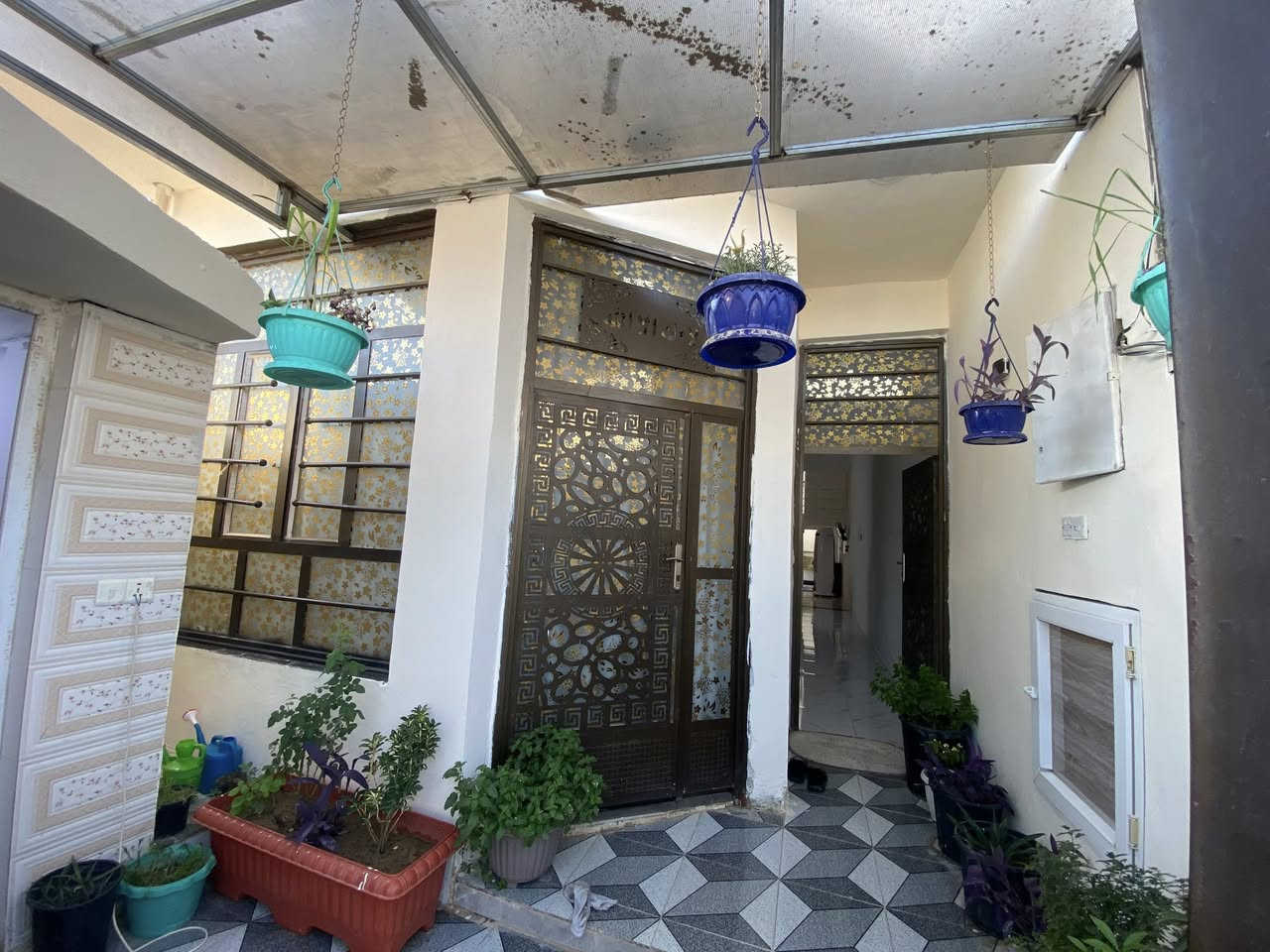 البيت للبيع الموقع دور الزراعة الرابعه اول فرع ع الشارع الرابعه
يتكون من استقبال ومطبخ وصاله ومغاسل وغرفه ومناور عدد 3 صبغ سيراميك سقوف ثانويه للغرفه ومغربي للاستقبال متكامل 

وطابق ثاني بيتونه وغرفه
المساحة 115 في الوكاله طابو زراعي عقد 25 
الشارع 10 متر 
ماء كهرباء متوفر 
السعر 62 وبي مجال للشراي 
للتواصل مع وسام الجبوري 
رقم الهاتف  ‭0777 802 5501‬
