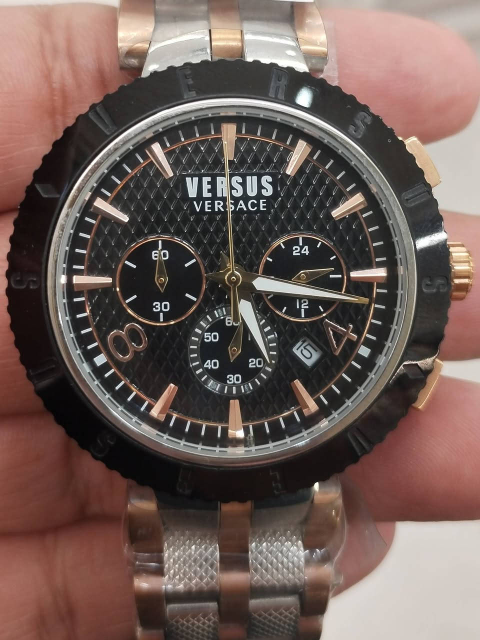 ساعة رجالية ماركة فيرساجي 
صناعة سويسري بالة اوربي نظافة 💯 
مواصفاتها 
- كرونوغراف مكينة يابانية 
- زجاج زفير ضد الخدوش 
- سير سلستيل طلاء ثابت 
- إطار من الفولاذ مقاوم للكسر والصدأ
- مينا بلاك مع شعار فيرساجي الفضي 
- مقاومة الماء بعمق 50 متر 
- عقارب واميال الساعة لامينوس اضاءة ليلية 
- سناتر شغالة دقائق ثواني
- رينك بحري دوار 
- 3 ازرار من سلستيل مع ختم فيرساجي 
- تقويم تاريخ يومي 
- تعمل بحركة الكوارتيز بطارية ضمان سنة 
- قطعة راقية وفخمة كجول ورسمي 
- فحص أمام المندوب إي أشكال يسترجع بيد المندوب 
للحجز على خاص 
أو مراسلة واتساب ***********
توصيل لكل محافظات العراق

نقدا وبالاقساط
