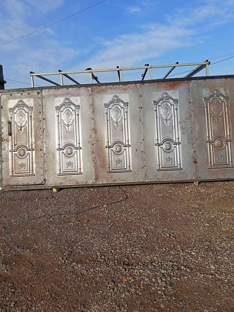 سلام عليكم باب حوش
الطول 5متر 

العرض210 مترين و عشره
يرهم قصاد 
السعر 450الف وبي مجال 

الهاتف ***********
