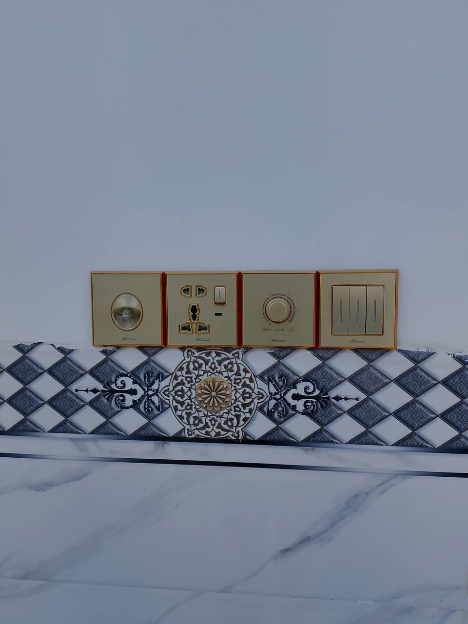 عندي بيت في شارع المعمل مقابل جامع الخزاعل 
البيت 100 متر بناء درجة اولى بناء كلش راقي 
غرفة،صالة،اسقتبال،مطبخ حمام وتواليت داخلي وتواليت خارجي ومكشوفة وتشاريف عالية وكلشي
الاساس صب كونكريت
الجدران طابوق جمهوري
السقف صب كونكريت
لبخ سمنت وجص وبورك
السقوف خسف 
الارضية بورسلين 
المبطخ سيراميك درجة اولى 
الصحيات سيراميك 
الاستقبال الصالة سيراميك احزام 
الانارة دفن سيمز وميلانو 
واجهة البيت سيراميك درجة اولى
البيت كلشي ما عايز كلة بناء حديث ودرجة والى ما ناقصة اي شي 

السعر 59 مليون وبي مجال بسيط 

الشراي يدخل خاص 
‏‪0788 957 0238‬‏
