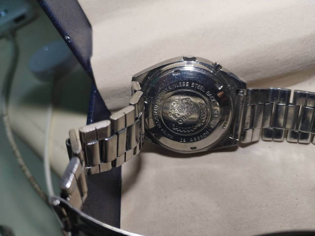 العنوان: للبيع.. تحفة يابانية أصلية (Orient Vintage) 🇯🇵
التفاصيل:
لأهل الذوق والانتيك، معروض للبيع ساعة أورينت (Orient) يابانية أصلية "فنتج" من الموديلات الكلاسيكية المرغوبة.
​الموديل: Orient Automatic 469509 (الماكينة الذهبية المشهورة).
​المينا (الوجه): تدرج أخضر ملكي (Green Gradient) كلش مميز ونادر، وبحالة ممتازة.
​الجام (الكريستال): نظيف جداً وبدون شخوط (صافي مراية).
​الحالة: الساعة شغالة مضبوط، دقة بالوقت، وتاريخ (يوم وتاريخ) شغال طبيعي.
​البدن: ستيل أصلي قوي، والساعة هيبة باليد وتتحمل كد وشغل.
​السعر: [ 100000 ] دينار (بي مجال بسيط للشراي الطيب).
​المكان: [ الانبار - هيت ]
للتواصل: [ *********** ]
#يوجد توصيل لجميع المحافظات
