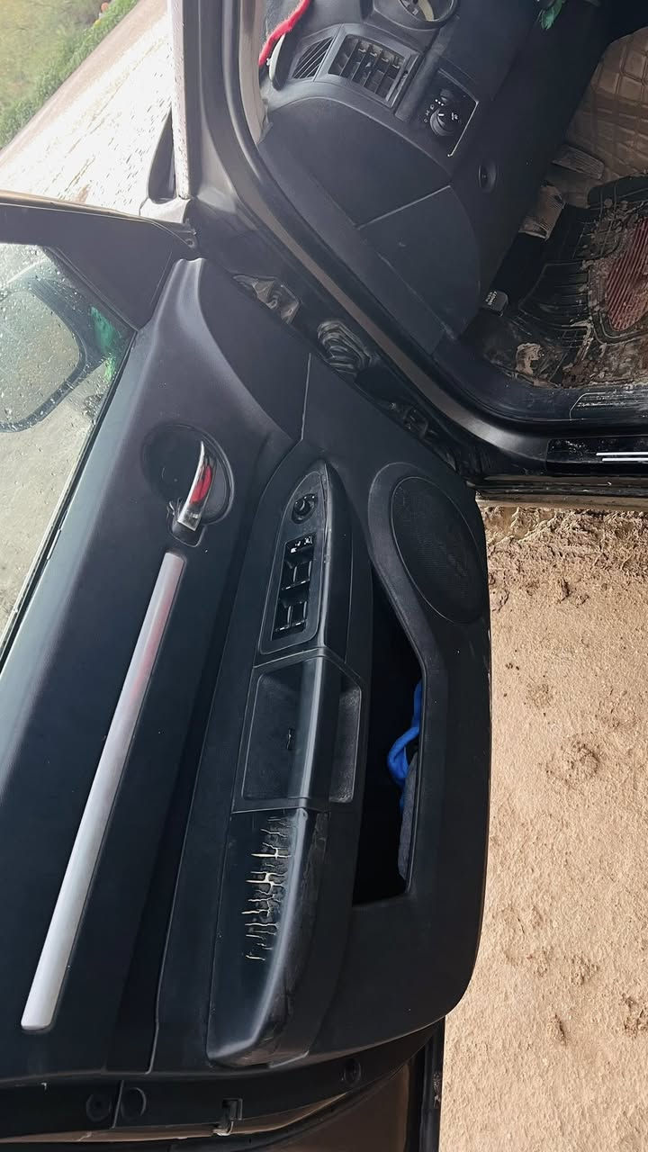 جارجر للبيع موديل١٠ مصبوغه حزام كير مكينه مكفولات فتحه بالقماره محرك٣٥٠٠ امريكيه بيها تبديل باب فقط ٩٥وبيها مجال مكان ديوانيه ***********
