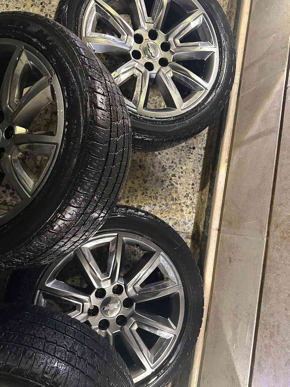 وياله تاهو خليجي للبيع
حجم 22 السعر 8 ورقات 
او الاتصال ***********
تايرات برجستون
