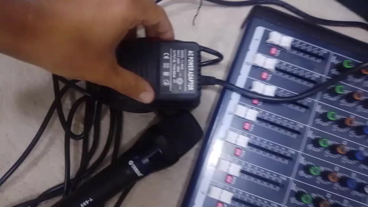 مكسر هيونداي اخرس  بلوتوث فلاش ..مع مايك ياماها مع محوله ..كلهن جدد استعمال فحص فقط.. السعر ١٢٥ الف .الاستفسار الاتصال ع الرقم *********** اني مكلف بالنشر ..الاتصال ع رقم صاحب الجهاز ..بي واتساب
