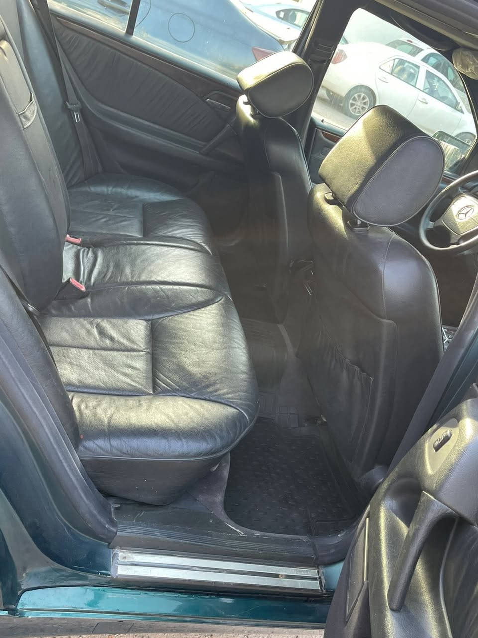 السلام عليكم 

مرسيدس ام عيون 320 خراطيم للبيع 

رقم بعداد

السياره مصبوغه عام للجماليه مكفوله من الضربه و الكص 

فتحه صدر جديد داخل جديد 

مكينه وكير جدد 

تدفئة وتبريد شغال 

رقم بغداد   
 
السعر 100 وبيها مجال بسيط للشراء مكاني بغداد ضباط حي الجهاد 

للتواصل ‭0774 780 3835‬
