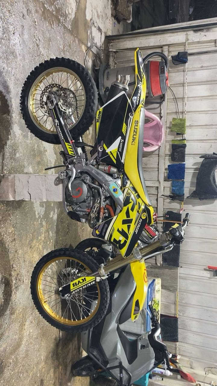 سلام عليكم للبيع SUZUKI RMZ 450cc Super cross موديل 2010  اكبر حجم عميه مال حلبات دراجه كامله من كلشي بيها صالنصه رياضي بيها ستيرن اصلي وعتله كير رياضي وقبق بانزين ويده كلج اصليه وفلنجات اصليه وموشمه تغليف اصلي هم دراجه قطعه مختلفه وقويه حيل مكاني بغداد رقم (***********) مو شراي لتسئل وتعبني فدوه اروحلك💛🤘🏻
