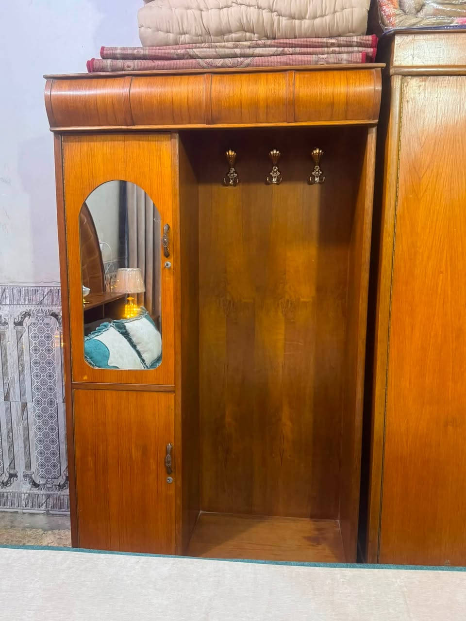 سلام عليكم غرفه كامله  للبيع الاستفسار اتصال ع رقم ***********
