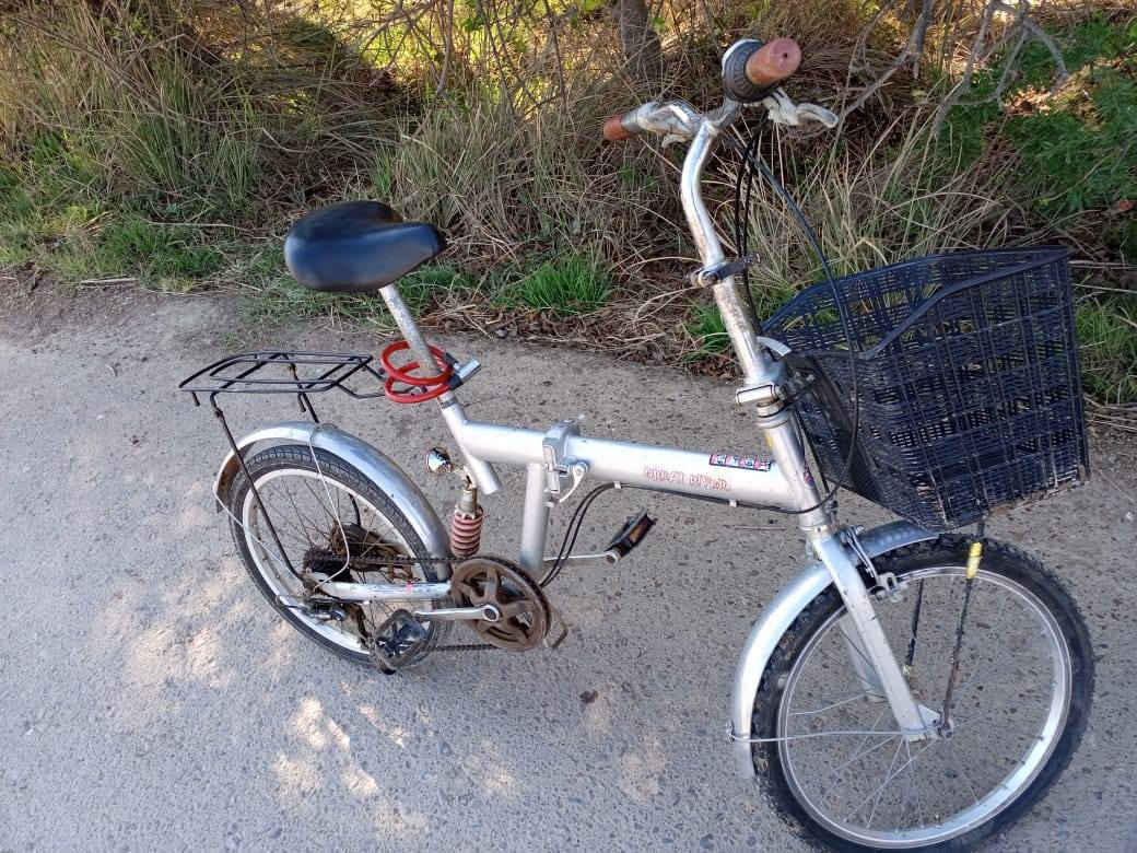 السلام عليكم. دراجه هوائيه للبيع مقفوله قفل ما بيه اي ضرر لون رصاصي حجم 20 نضيف حيل ما يحتاج اي شي  كلشي شغال تبديله عكرب شغاله ابريكات شغاله مكينه ام 6 فول السعر 75 وبيه مجال الاستفسار *********** مكاني صلاح الدين الضلوعيه ناحيه النهرين الحردانيه.
