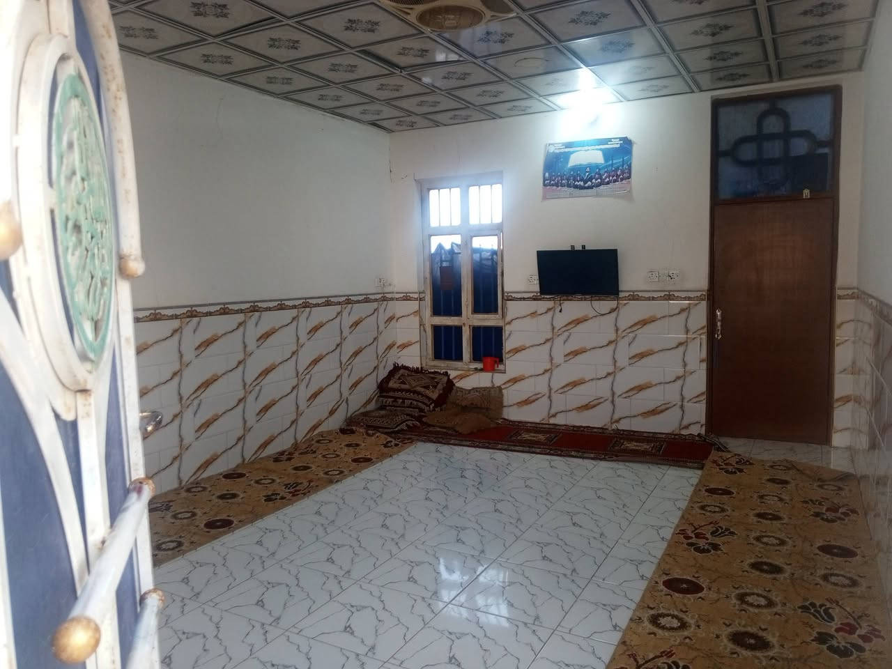 بيت طابوك بناء حديث مساحته 200
شارع نفط قبل لاخير يبعد علئ سده 300 متر 

يتكون من غرفتين 5×4ونص وهول +مطبخ 5×5+استقبال 6ونص ×5 +خدمات بس الصب بعده 

+قطعه 160متر 

85 وبيه مجال 

***********
