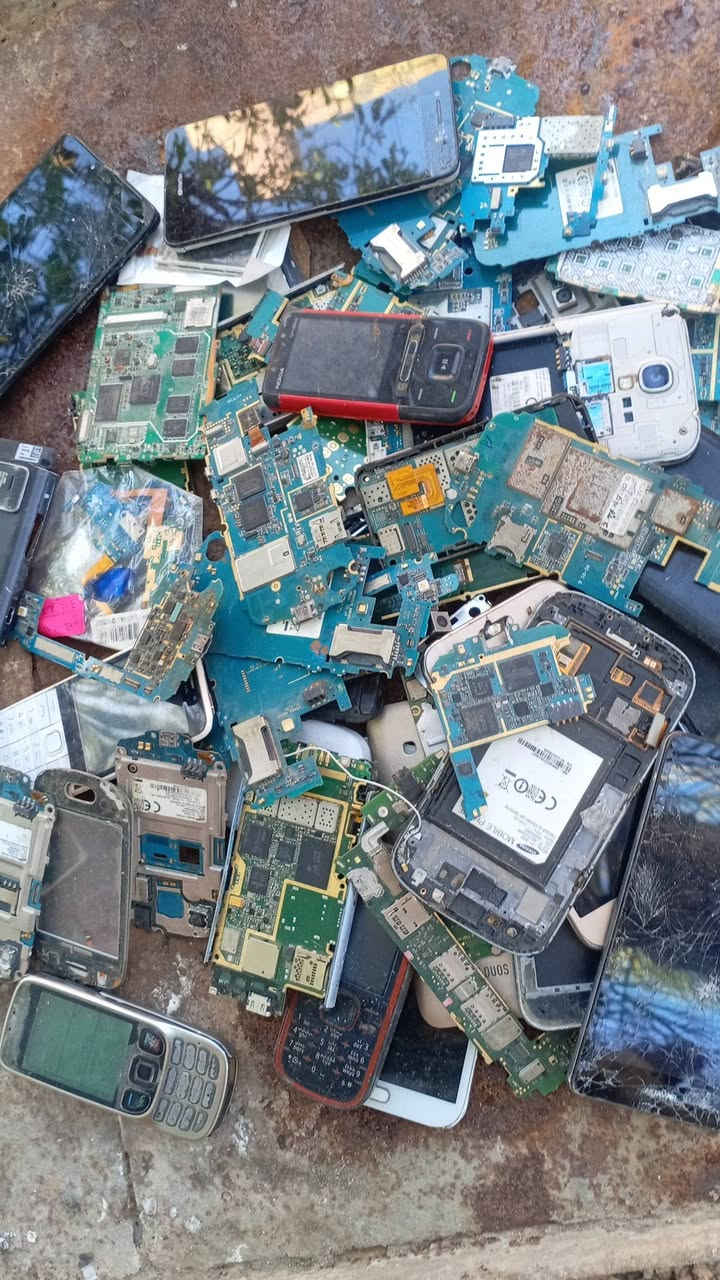 بوردات اجهزه موبايل قديم عندي تقريبا 5 كيلو ل يشتري هاذ رقمي ***********
