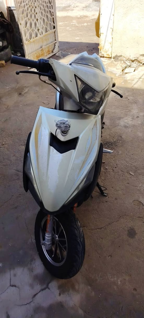 سلام عليكم دراجه اف اس صيني شغاله وجديده سلف هند مجفته مره وحده دراجه جاهزه بدون اوراق مكفوله سرقه وعشائر مكاني حي المعلمين الجديد ***********سعر 200وبيهه مجال  كهرباياتهه شغاله
