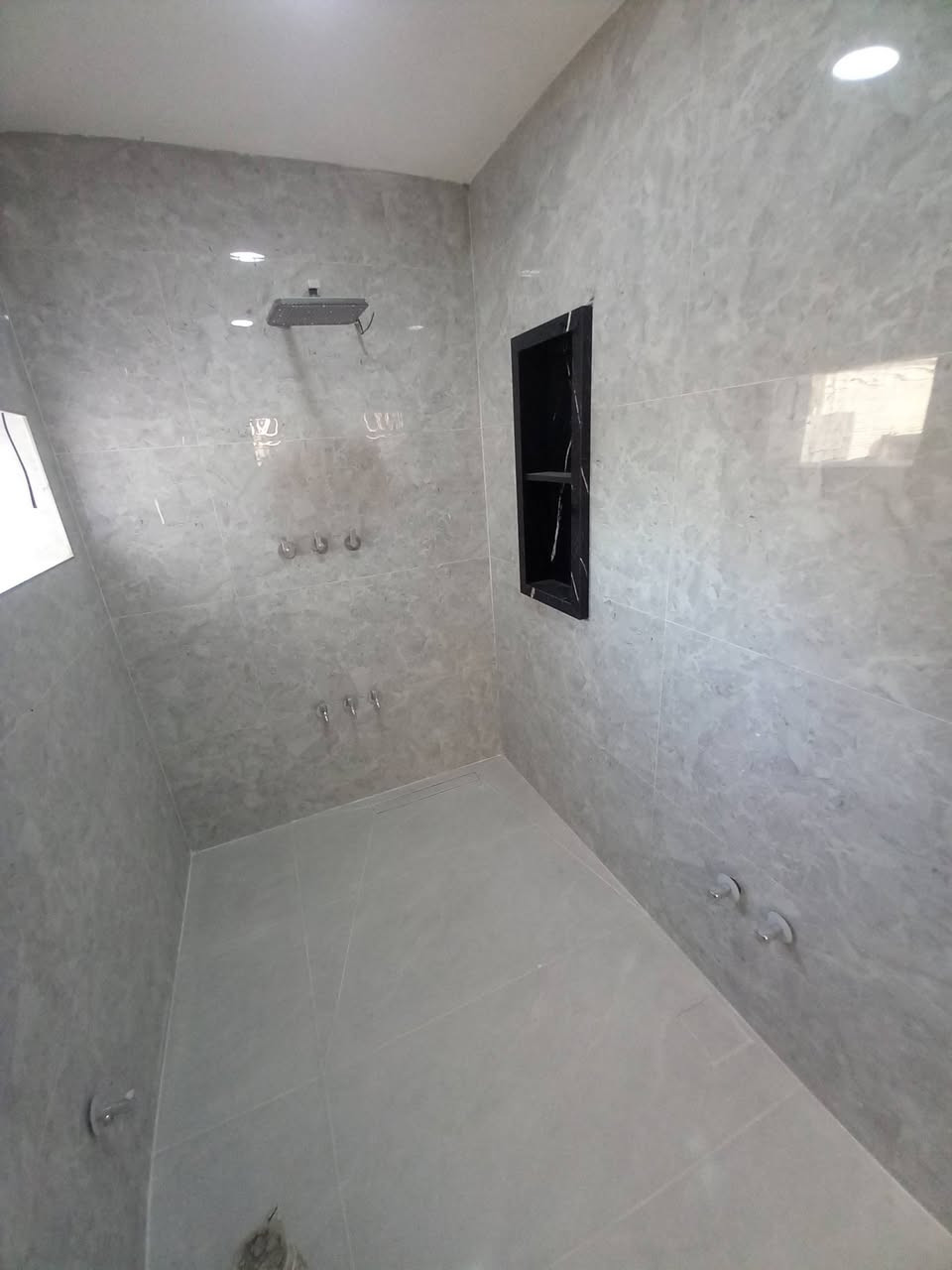 خلفه سيراميك وبوراسلين الواح ومرمر درجه اولي تسلم مهندس 
***********
