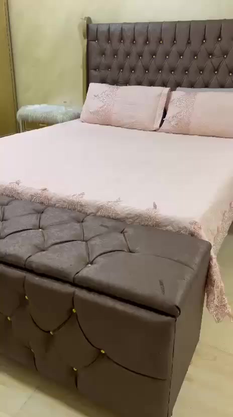 غرفة نوم صاج للبيع ٦٠٠ مع سرير طفل تركي نظيف و جرباية نفر ١٠٠
واتس ***********
