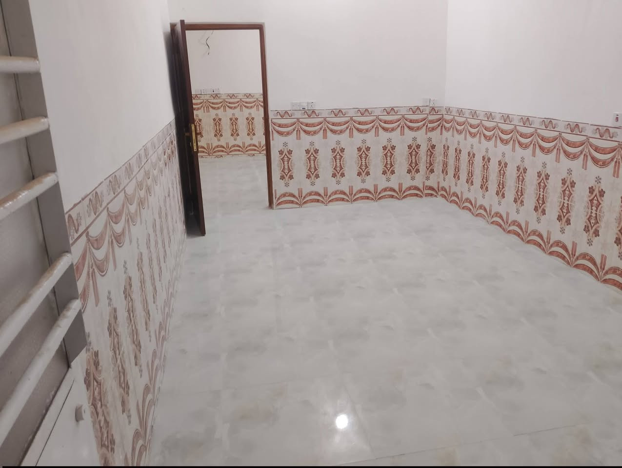 السلام عليكم ورحمه الله وبركاته 

🏡 دار للبيع مع الأثاث الكامل 🏡
فرصة مميزة للسكن والاستثمار، دار مؤثثة بالكامل وبأثاث جديد جداً، موقع ممتاز وخدمات متكاملة.
📐 المساحة: 125 متر
🔹 الطابق الأرضي: استقبال، غرفة، صالة، مطبخ، صحيات داخلية وخارجية.
🔹 الطابق الثاني: غرفتان مع سويتين كاملتين.
🔹 الطابق الثالث: غرفة زيتونة وسطح.
✅ الأثاث كامل وجديد ✅ سبلت جديد ✅ كاونتر جديد ✅ ديوان بالصالة ✅ تتوفر جميع الخدمات (ماء، كهرباء، تبليط)
📍 الموقع: خلف معرض الأسدي
💰 السعر: 95 مليون دينار قابل للتفاوض
للاستفسار والمشاهدة يرجى الاتصال على الرقم: ***********

