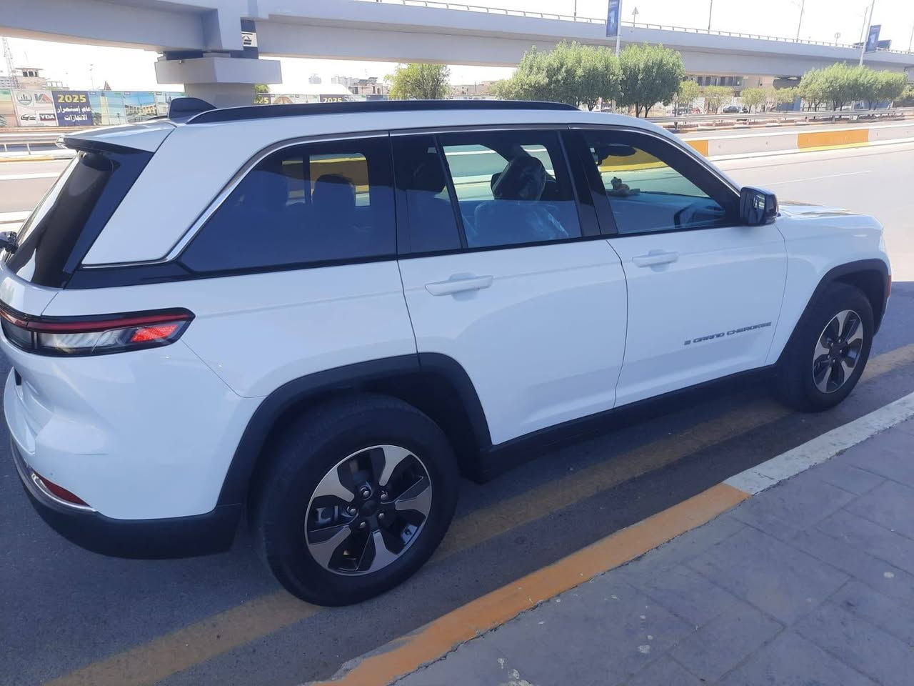 السلام عليكم إخوان
للبيع 
Jeep Grand Cherokee 4xe 
موديل 2024 
وارد امريكي 
📋 المواصفات:
✅ الموديل: 2024
✅ الفئة: Grand Cherokee 4xe Plug-in Hybrid
✅ نظام الدفع: رباعي (4×4)
✅ ناقل الحركة: أوتوماتيك
✅ اللون: أبيض لؤلؤي
⭐ أبرز المميزات:
✔️ محرك هايبرد قابل للشحن يجمع بين القوة والاقتصاد بالوقود.
✔️ شاشة عدادات رقمية بالكامل.
✔️ شاشة معلومات وترفيه كبيرة تدعم Apple CarPlay وAndroid Auto.
✔️ دخول وتشغيل ذكي (Smart Key).
✔️ كاميرا خلفية مع حساسات أمامية وخلفية.
✔️ مثبت سرعة وأنظمة قيادة حديثة.
✔️ مكيف أوتوماتيك ثنائي المناطق.
✔️ مقاعد جلد فاخرة ومريحة.
✔️ عدة أوضاع للقيادة تناسب مختلف الطرق.
✔️ أنظمة أمان متطورة تشمل ABS وESC ووسائد هوائية متعددة ومراقبة ضغط الإطارات.
🔹 تصميم أمريكي فاخر وعصري.
🔹 أداء قوي مع راحة عالية في القيادة.
🔹 استهلاك وقود اقتصادي بفضل تقنية الهايبرد.
🔹 جاهزة للفحص بأي مركز معتمد.
💰 السعر: 31.500$ قابل للتفاوض بشيئ بسيط والشراي يشلع عيوني 
📞 للتواصل:‭***********‬
مراسله واتساب 
العنوان : بغداد الكاظمية
