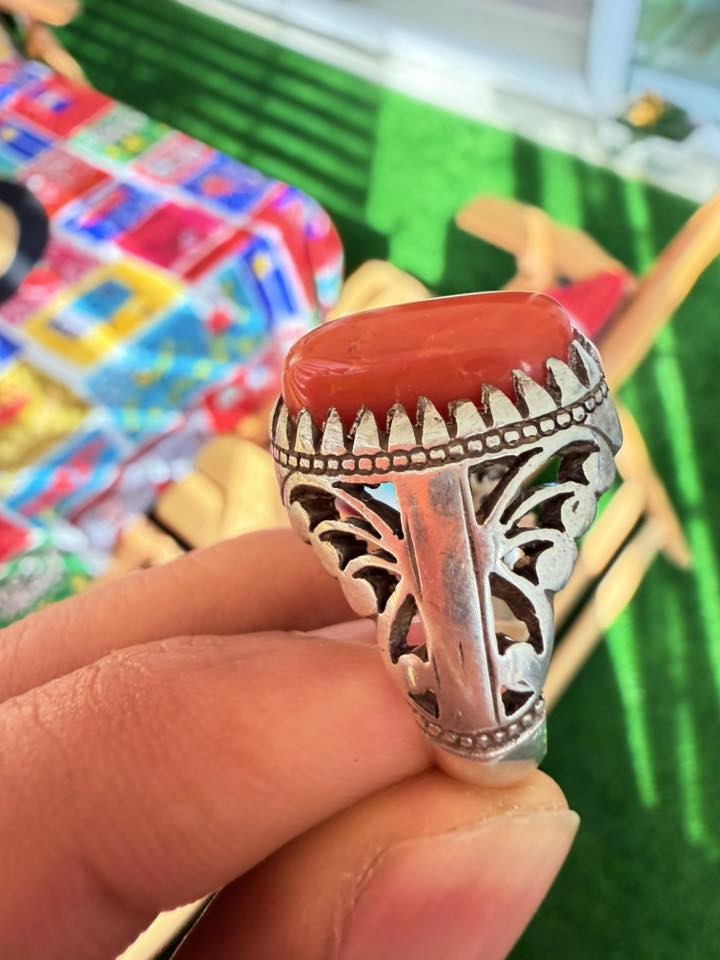 خاتم مرجان تونسي. اصلي شرط الفحص  وحجم كلش حلو  خشن. صياغة يدوية  ***********
