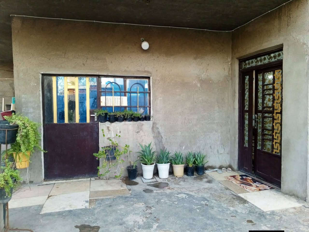 السلام عليكم دار للبيع مساحه 260متر طابو زراعي سند 25 مجاز رسمي يحتوي على غرفتين نوم استقبال وصاله وسط ومطبخ وصحيات داخليه وخارجيه خدمات ماء كهرباء شارع تبليط مدارس مستوصف سوك روضه كلها قريبه هوررجب خلف مدرسه المعينيه بشارع الروضه للاستفسار الاتصال بصاحب الدار ***********السعر 105وبيه مجال
