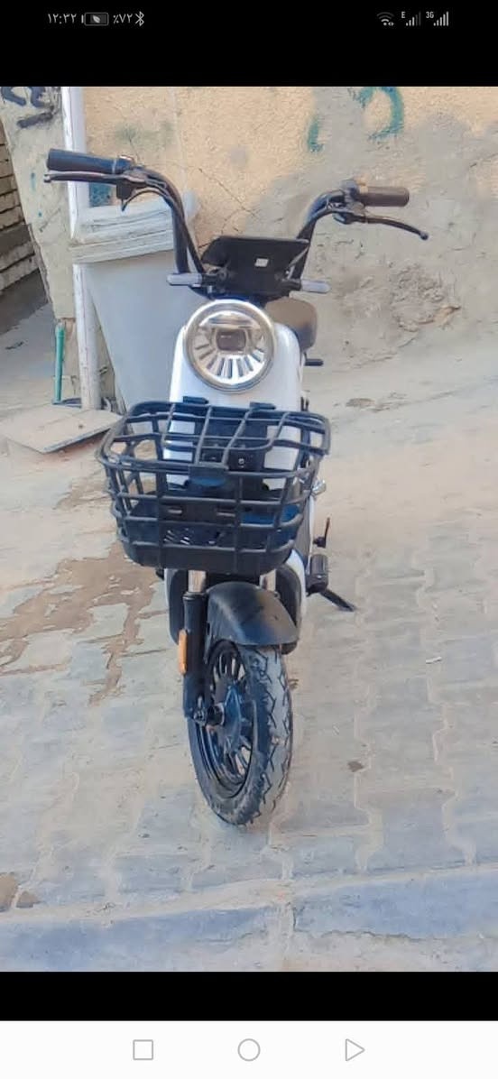السلام عليكم
دراجة شحن حجم 14 
شركة الريان 
نظافة 100من100
شاشة 
بك لايت خلفي 
لايت امامي عالي ناصي
اشاير امامي خلفي 
بطاريات جدد 
المكان الشعله 
السعر 200 الف و بيه مجال 
الاستفسار على الرقم بي واتساب
***********
