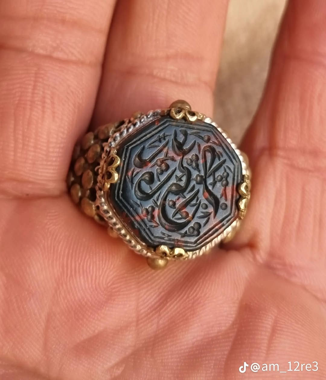 يماني قنداش اخضر قديم مخطوط ( يافاطمه اغيثيني ) صياغه يدويه ثقيله قياس 26 / ملاحضه الصياغه مابيها نحاس كلها فضه فقط طلاء نحاسي للجماليه سعر 175 الف مكاني مدينة الصدر  *********** لٱ يوجد توصيل
