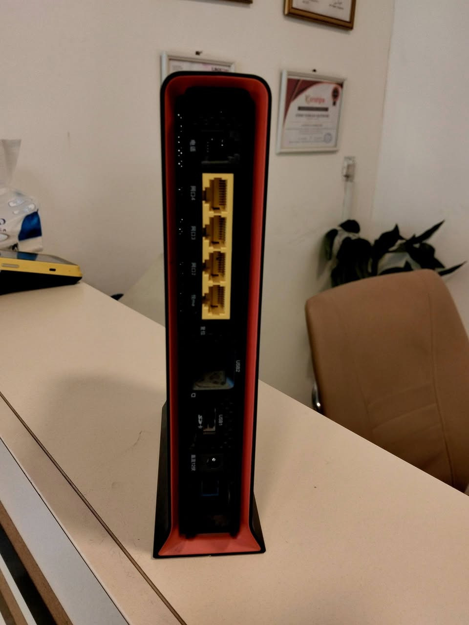 متوفرر✨✨
ME Fiber ONT🌐:
راوتر ضوئي( ONT) ، يُستخدم مع خدمة الإنترنت الفايبر، وظيفته الأساسية تحويل إشارة الفايبر الضوئية إلى إنترنت قابل للاستخدام داخل البيت أو المكتب.
يحتوي الجهاز على منفذ فايبر ضوئي 🌐، وأربع منافذ LAN 🔌 لربط الأجهزة، ومنفذ TEL ☎️ للهاتف الأرضي، مع واي فاي مدمج 📶 يدعم توزيع الإنترنت، إضافة إلى دعم NFC للربط السريع ✨.
 طريقة الاستعمال:
يتم توصيل سلك الفايبر بالجهاز، وتشغيله على الكهرباء ⚡، بعدها ربط الأجهزة عن طريق الواي فاي أو كابل LAN، وبعد تفعيل الخدمة من الشركة يكون الإنترنت جاهز للاستخدام داخل البيت أو المكتب 🏠💼.
جهاز واحد يجمع الفايبر، الواي فاي، والهاتف… إنترنت ثابت وسريع يعتمد عليه 🚀📶
📌 متوفر الآن لدى ETSI  —حلول أحترافيه لشبكات الألياف الضوئية 
🚗تتوفر خدمة توصيل لجميع المحافظات
لاتفوت الفرصة !  أطلب الآن:
للاستفسار أو الطلب :
📞 ***********
📞 ***********
📩 info@etsiraq.com

📍 شارع الصناعة – قرب فلكة رئاسة الجامعة التكنولوجية
