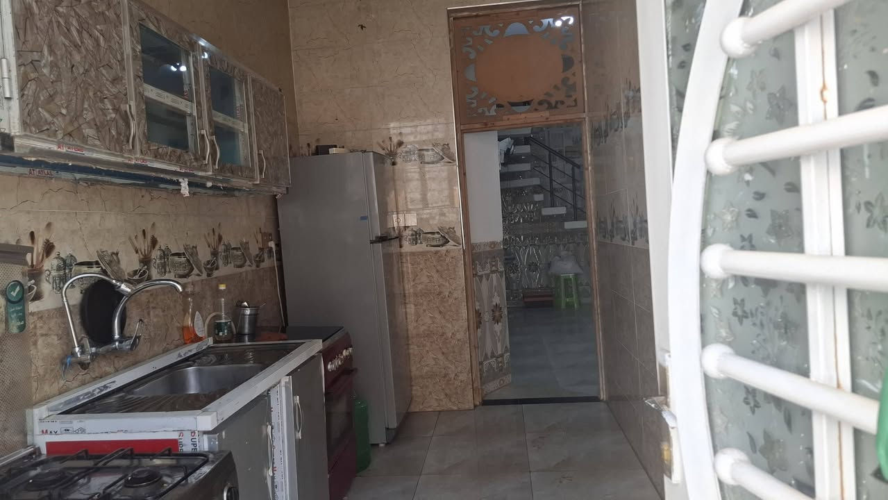 البيع مستعجل والسعر مناسب
دار للبيع طابقين (120م) 

طابو زراعي سند 25 لاتوجد حصه للماليه يعني طابو صرف زراعي  المكاتبه مع صاحب الارض 

يحتوي على 👇🏻 

2 غرف نوم - صاله - كلدور - مطبخ -

مجمع صحيات عدد 2 - مناور - كراج 

الموقع 📍 اكرر مستعجل البيع والسعر مناسب

نادر الاولى - شارع الامام الحسن   - قريب الزيتون 

علمآ مكلف بالنشر ارقام صاحب الدار

***********

***********
