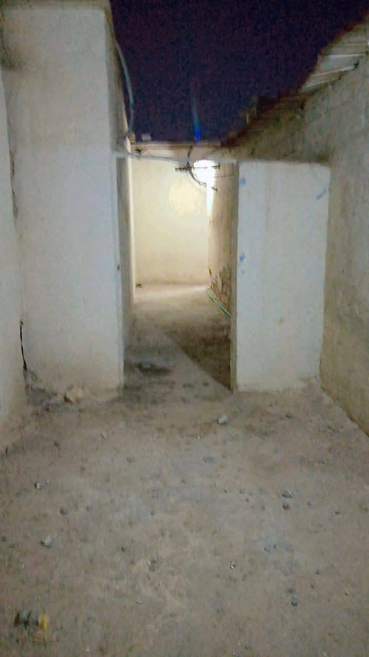 السلام وعليكم عندي  بيت تجاوز بلقبله حي القائم قرب جسر المعارض بشارع صيدلية ارض الجود مساحه ١٠٠متر بيغرفه جبيره ومطبخ جبير و وهول وطارمه سقفه سندويج جديد كامل ماء ومجاري وكهرباء منطقه هادئه ونظيفه مقابله بيوت طابو السعر ١٠مليون وبي مجال للاستفسار***********
