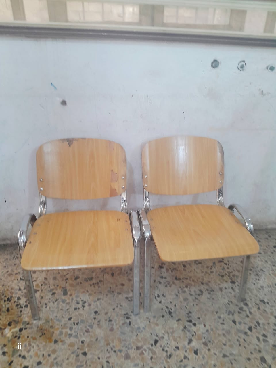 للبيع رحلات مع براد ماء مع مروحات عدد 4 مع سبورات عدد 3 مع كراسي عدد2 ***********
