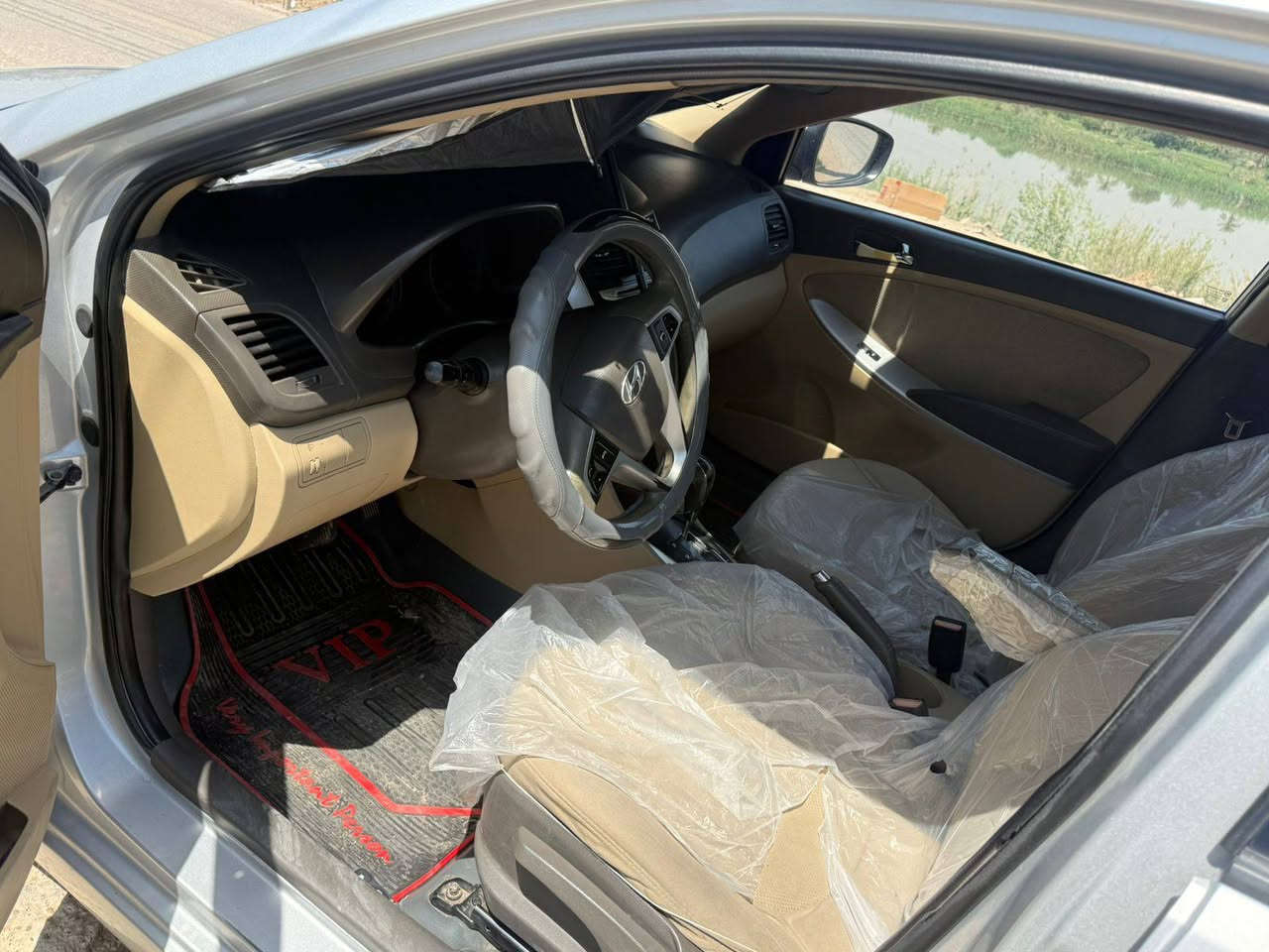 سلام عليكم 
اكسنت خليجي
مكينه 1400
لون سلفر 
بيهه صبغ اثر جراد
بيهه ضربه كد شبر ب جاملغ الخلفي
سيارة جاهزة من دعامية للدعاميه
متصرف عليهه ربع
مكاني بغداد البوعيثه
سعر85مع المجال
رقم
***********
