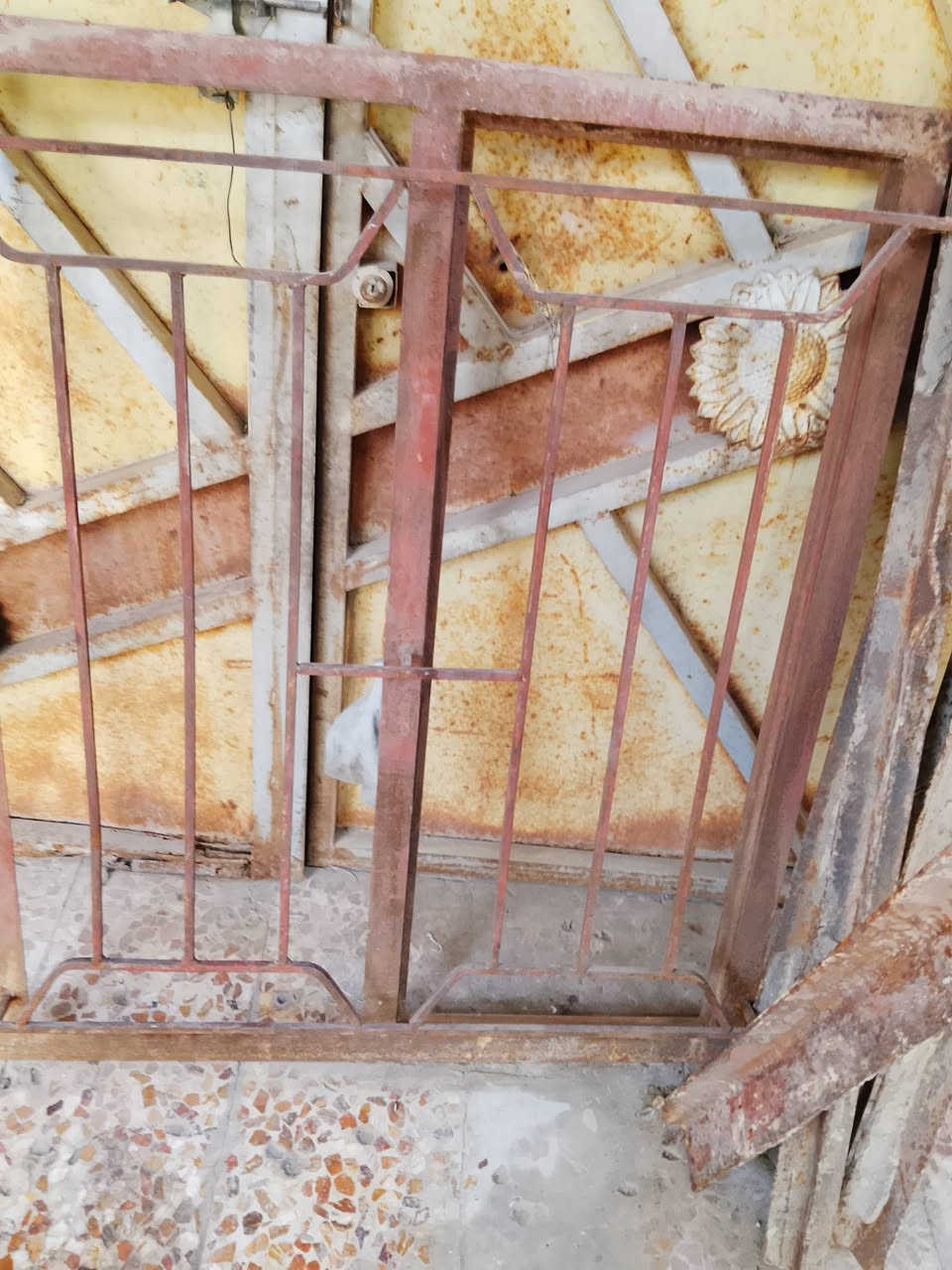 باب رئيسي
3 بيبان حديد
3 شباك اربع طلاقات
1 شباك 3 طلاقات
1 شباك طلاقتين 
1باب خشب 
حديد ثقيل جدا
للاستفسار ***********
