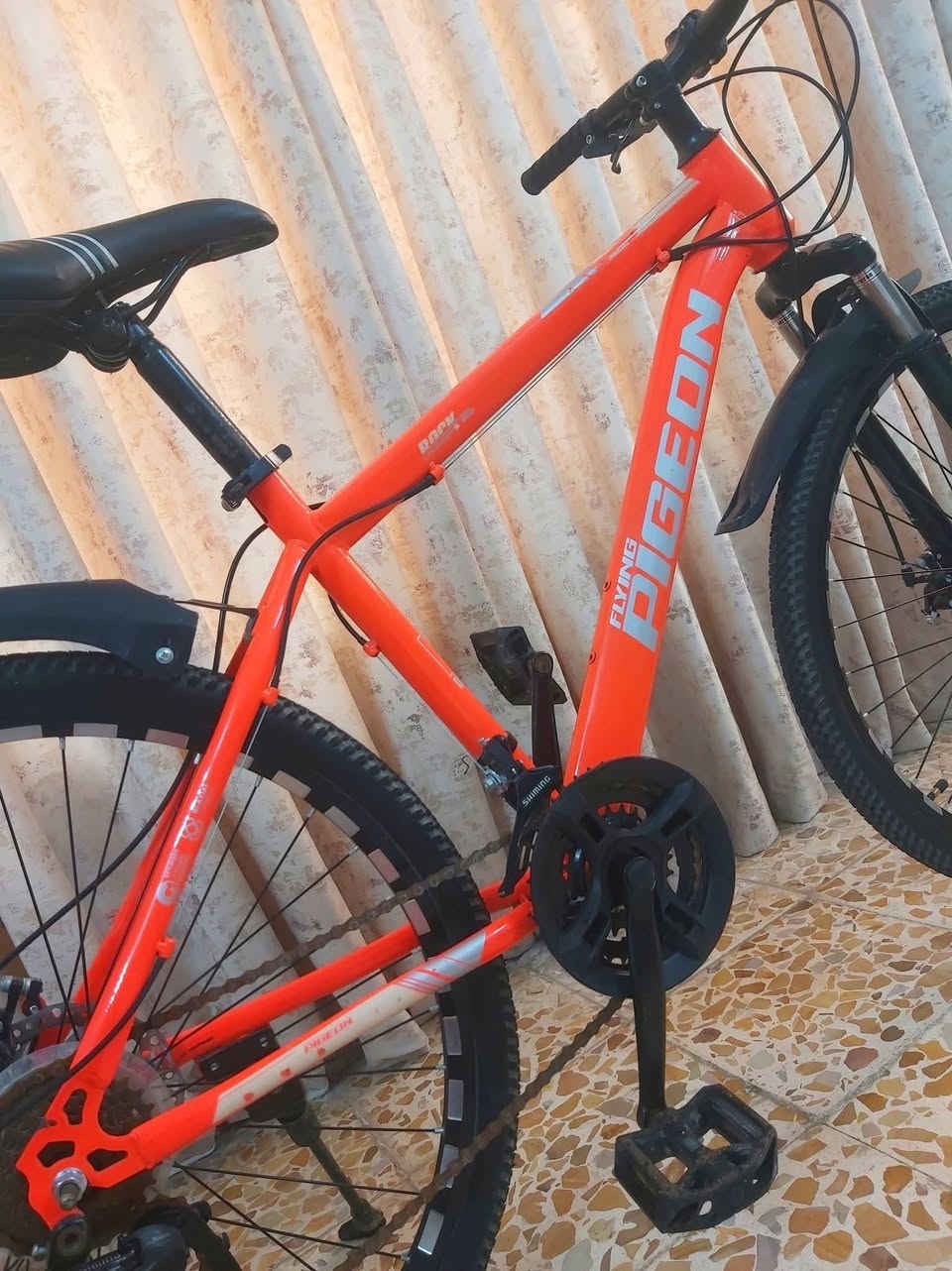 بايسكل نوع جبلي PIGEON جاهز من كلشي بدون اي نقص يتحمل اوزان ثقيلة نظافة 97/% 

السعر 100الف وبي مجال 

((العنوان/بغداد/البلديات)) رقم الهاتف ***********
