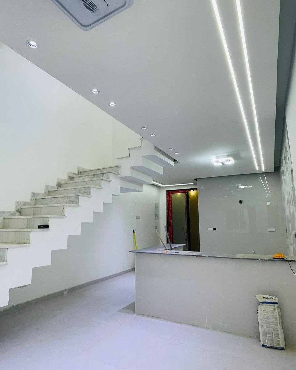 🏡/ دار للبيع المساحة ١٠٠ م طابو صرف
             الواجهة ٥ م / النزال ٢٠ م
🧱/ بناء  حديث درجة اولى ٢٠٢٦
         ( تسليم مباشر للمشتري )
الطابق الأول/ مطبخ . هول . استقبال  . مجمع صحيات 
الطابق الثاني/ غرفتين نوم . هول . مجمع صحيات
🌏الموقع / حلة حي الأساتذة الثانية خلف التجاري لشارع الحسينية قرب شارع المستوصف 
علما أن المنطقة مخدومة تبليط ومجاري حديث عرض الشارع ١٠ م 
للاستفسار اكثر مراسلة الصفحة او مراجعة مكتب 
بشار للعقار والمقاولات بداية شارع الحسينية من جهة شارع ٦٠ 

***********          ***********
