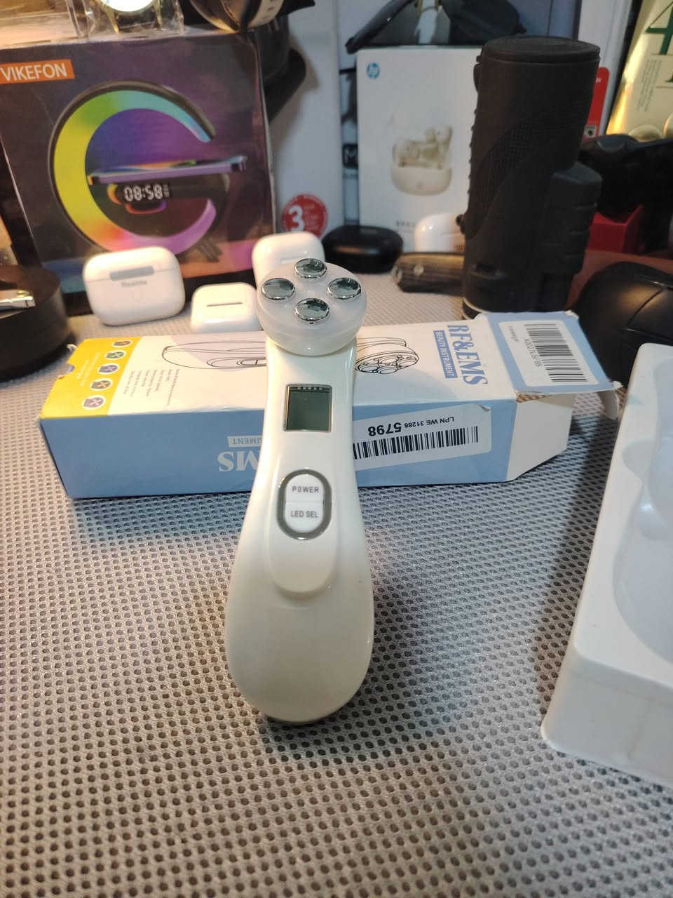 جهاز تجميل متعدد الوظائف (5 في 1) 
مخصص للعناية بالجسم والوجه خصوصا 
عن طريق التحفيز على عدة تقنيات أساسية لتحسين صحة ومظهر الجلد:
تحفيز العضلات الكهربائي (EMS): يستخدم تيارات منخفضة المستوى لتنشيط عضلات الوجه، مما يساعد على تحسين مرونة الجلد ورفعه وشد الترهلات.
الترددات الراديوية (RF): تعمل على تسخين الطبقات العميقة من الجلد لتحفيز إنتاج الكولاجين والإيلاستين، مما يقلل من الخطوط الدقيقة والتجاعيد.
العلاج بالضوء (LED Photon): يتضمن عدة ألوان تستهدف احتياجات مختلفة للبشرة:
الضوء الوردي: لتبييض البشرة وتعزيز امتصاص منتجات التجميل.
الضوء الأحمر: لتعزيز تجديد الكولاجين ومرونة الجلد.
الضوء الأصفر: لتفتيح البشرة ومعالجة البقع الداكنة.
التثقيب الكهربائي (Electroporation): يساعد في إيصال المكونات النشطة مثل حمض الهيالورونيك والكولاجين إلى أعماق البشرة بدون إبر.
فوائد الاستخدام
. شد ورفع الوجه ومكافحة الشيخوخة.
. تصغير المسام الكبيرة وإزالة حب الشباب.
. تحسين ملمس البشرة وإعطائها نضارة.
. تقليل الهالات السوداء والانتفاخات تحت العين. 

والسعر 8
يوجد توصيل لكافة المحافظات 5 الاف 
تاخذ اكثر من قطعة بتوصيل واحد


**إذا كنت صاحب هذا الإعلان وتريد حذفه لأي سبب، رجاءا أرسل رسالة إلى الدعم الفني**