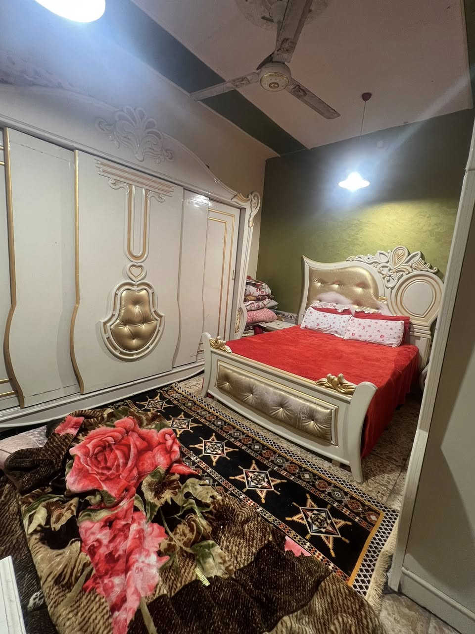 للبيع بيت سكني زراعي  
بيت مساحته 100 متر
 مع غرفة نوم وكاونتر 
يتكون من:
 • غرفة
 • صالة
 • استقبال
 • حمام + تواليت
 • منور
 • ستارة
 • صطح شتايكر
 
البيت مرتب وجاهز للسكن.
للاستفسار التواصل خاص 📞***********
