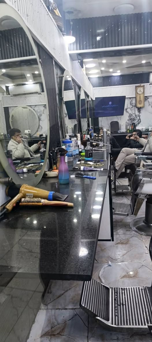 انتباااااااه⭕️⭕️⭕️
السلام عليكم  ديكور محل للبيع كامل  يشمل  

(كراسي  الماني  شغالات عدد 3+   مرايات عدد5 + ميز  مرمر طول  ٨  مع ٥ مجرات ولوكرات تخزين  ) بين قوسين  جيب وشد  محلك ملوز 

كل هذني  شلعه وحده ب (مليون و٧٥٠ ) بيها مجال حك الجيه 

شلعه ركزز شلعه كلهن 

مكاني منصور شارع الرواد ***********
