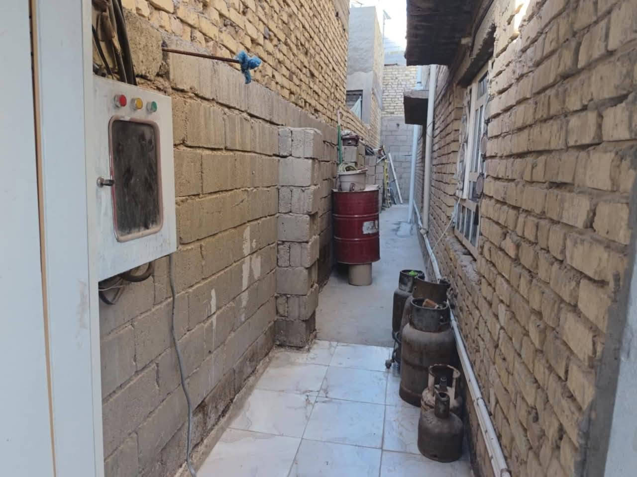 بيت مساحته400متر طابقين يتكون من الطابق الأول غرفتين كلدور صاله مطبخ مجمع صحيات كامل داخلي وخارجي مع حديقه150متر
وفوك الطابق الثاني يتكون من غرفتين كلدور مع مجمع صحيات كامل مع سطحين بناء طابوك صب طابو زراعي سند25
العنوان كريطعه نزله سعد بيجو طريق الزوار عبر سكه

استفسار اكثر الاتصال بل رقم
مكتب وعقارات الوارث
***********

