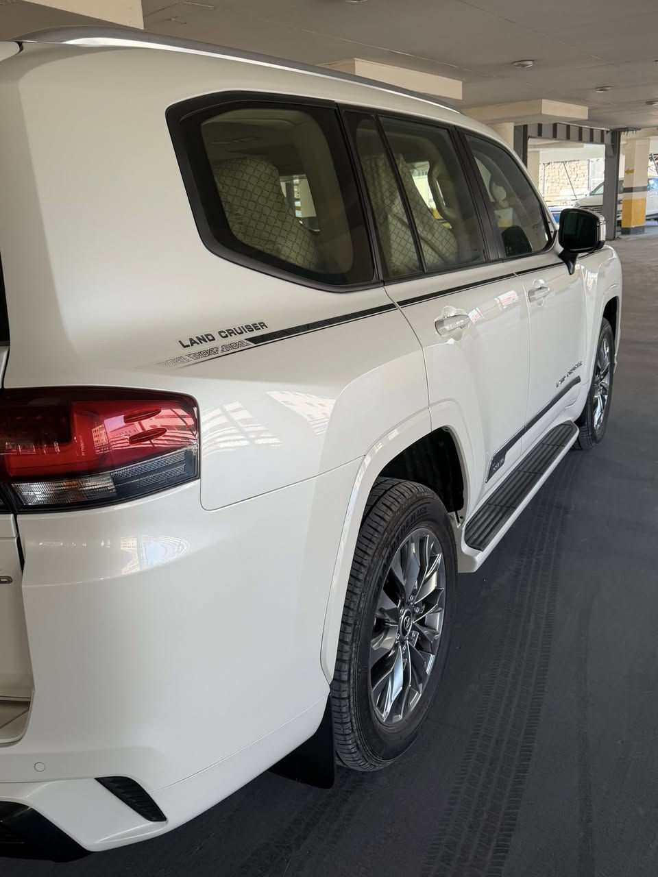 تويوتا لاندكروز 2024 ساز
فول مواصفات بعدها بضمان الشركة 
بصمة تشغيل وابواب
4 بصمات. ابواب
سلايد فتحه
مقاعد جلد 
كشنات كهرباء 3 دكم
تشغيل عن بعد 
جنطة كهرباء شفط  
كشنات جلد بيجي + دواخل صاج
نقط عمياء 
7 راكب 
تبريد مقاعد 
تبريد مركزي  
3 شاشات ايباد تطبيق 
تحكم ستيرن جهتين 
طفايه 
ثلاجه 
شاحن هاتف لاسلكي
هاند بريك بصمة + تلقائي
اوتو HOLD
حساس امامي خلفي  
المري كهرباء شفط + اشاير  
كامره.دواره. 360 درجة
ويلكب كروم
3وضعيات قيادة sports Eco NORMAL
لدد امامي + خلفي 
كشاف زنون
لايتات عدسة زنون
6 سلندر تنفس طبيعي المرغوب 4X4  
فول انظمة وتحكمات 
باقي مواصفات الاندكروز  معرفة فول الفول
السيارة مكفولة كفالة عامة كلها على وضع الشركة  
بعدها بضمان الشركة 
عدتها وكتلوكات وكاعيات كلها جديد
ماشية 13 الف. 
رقم سليمانية . 
التصال ***********
