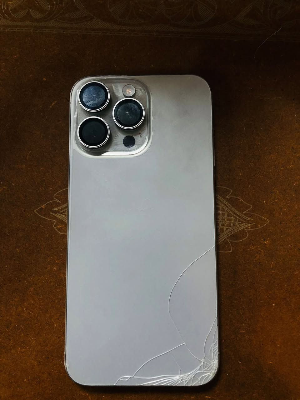 السلام عليكم ايفون١٥برو ماكس  شرق اوسط خطين ذاكره٥١٢بطاريه٨٩كامل ملحقات مكفول من  كلشي فقط هاذه لكسر لبضهر سعر٩٧٥وبي مجال قليل ***********
