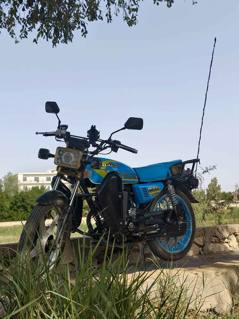 دراجة سولنك 150CC للبيع
5 كير
7 اوراق كاملة والاصلية
دراجة اقتصادية كلش ماشية 4 الاف بس
بس لويل الامامي معووج ومبدله والاصلي موجود اطيحلك سعره 30 الف 
مكاني ميسان سعرها 900 وبيها مجال 
ماخذها من معرض البركة 
*********** هذا رقمي وبيك خير ودلل

