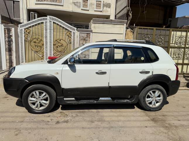 سلام عليكم توسان 2009  سياره نضيفه مابيها اي نقص مكفوله ماعادا بارد بقبق لبانزين  مكان سياره بغداد الحسينيه سعر 120 وبيها مجال للطيبين ***********
