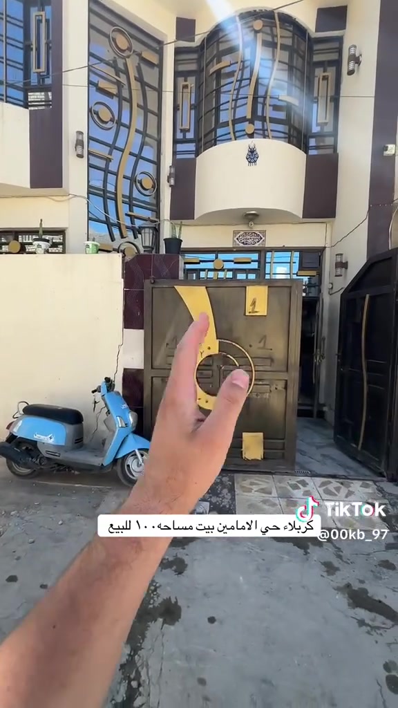 سلام عليكم بيت البيع في كربلاء المقدسة حي المامين سايدين سيد نرجس قرب اسواق سيد نوري البيت يحتوي على طابقين ونص  100متر يحتوي على كاع رفت بناه طابوق  سقف كونكريت يحتوي على بناه ستقبال و صاله  3غرف نوم مجمع صحيات داخلي وخارجي وفوق  مطبخ حار ومطبخ بارد الاستفسار على هذا رقم ***********
