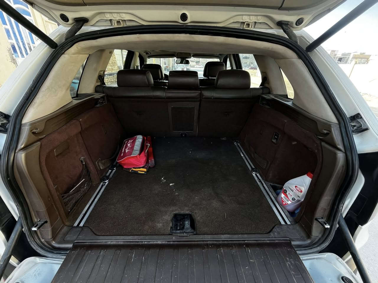 السلام عليكم 

🚗 BMW X5 موديل 2008 – فول كامل – وارد أمريكي (كليت تايتل)

🔹 الموديل: 2008
🔹 المحرك: 6 سلندر N52
🔹 السعة: 3000 سي سي (3.0L)
🔹 القير: أوتوماتيك 6 نمر
🔹 الدفع: رباعي دبل 4×4
🔹 الوارد: أمريكي
🔹 التايتل: كليت تايتل
🔹 الحالة: فول كامل

⭐ المواصفات:
 • مكينة N52 قوية وسلسة ومعروفة بالاعتمادية
 • فتحة سقف بانوراما
 • دبل 4×4 مناسب للسفر والطرق
 • گير أوتوماتيك 6 سرعات
 • مقاعد جلد + تحكم كهربائي
 • تكييف قوي
 • شاشة + نظام صوت
 • مقود متعدد الوظائف
 • أنظمة أمان (ABS + وسائد هوائية)
  .علماً ان السونار مرفق.
✅ مميزات السيارة:

✔️ وارد أمريكي
✔️ كليت تايتل جاهز
✔️ فول كامل مواصفات
✔️ سيارة مريحة وعائلية

💰 السعر: 130 ورقة ✨
🔁 السعر قابل للتفاوض

📍 المكان: الديوانية – حي الجامعة
📞 الهاتف: ***********
