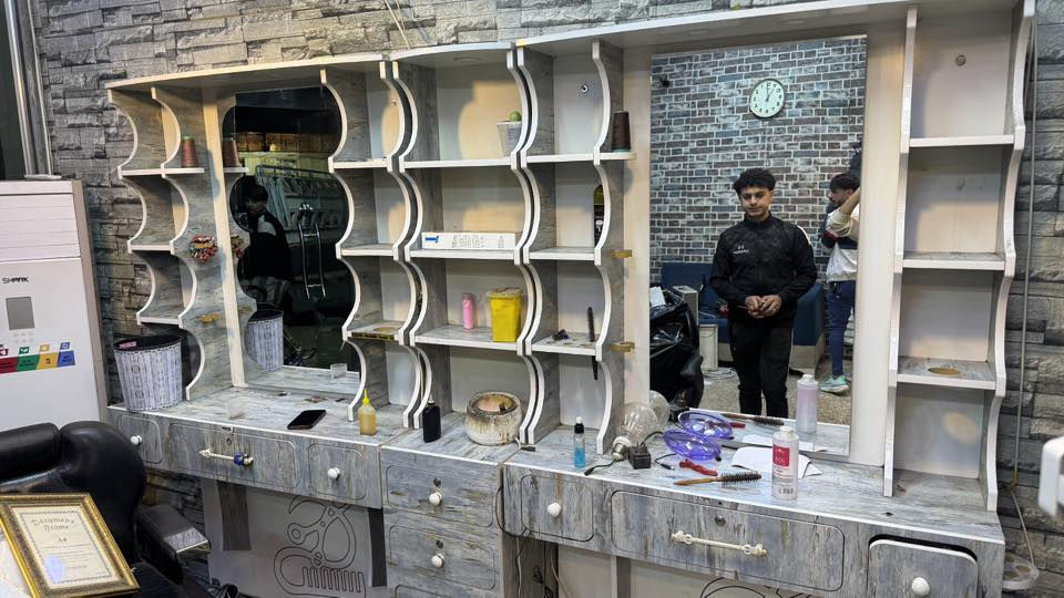 السلام عليكم
ديكور حلاقه متكون من مرايتين ورف وسطي  متوفر زوجين يعني 4 مرايات ورفين وسطيات جديد استعمال قليل تجي شوفو اي عيب او خيسان ما بي كل مرايه بيها ثلاث جكامج وحده جبيره وثنين صغار مع الجبيره تكون بيها قفل والرف الوسطي بيها جكامج عدد 2 وبوفيه وكل وحده قفل بيها وبيهم نقاط كهرب بيهم بس تربطهم كل وحده بيهم 6 نقاط كهرب
العنوان الموصل حي الحدباء سايدين المضخه
للتواصل على الارقام التاليه 

‭0773 768 8178‬

‭0750 329 6943‬ 
بيهم واتساب غير متواجد على الفيس
