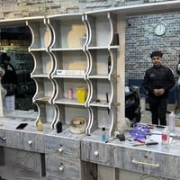 ديكور حلاقه • ٤ مرايات • ٦ نقاط كهرب