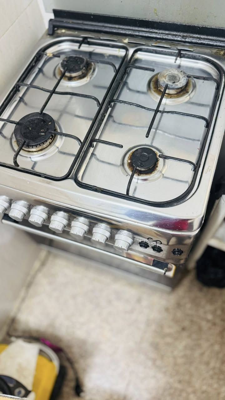 ثلاجه وطباخ للبيع السعر خاص استخدام الثلاجه سنه كامله والطباخ الفرن مامستعمل وجيمع العيون شغاله ابدا الرقم ***********
